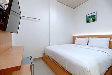 RedLiving Apartemen Gunung Putri Square - Sansan Room
