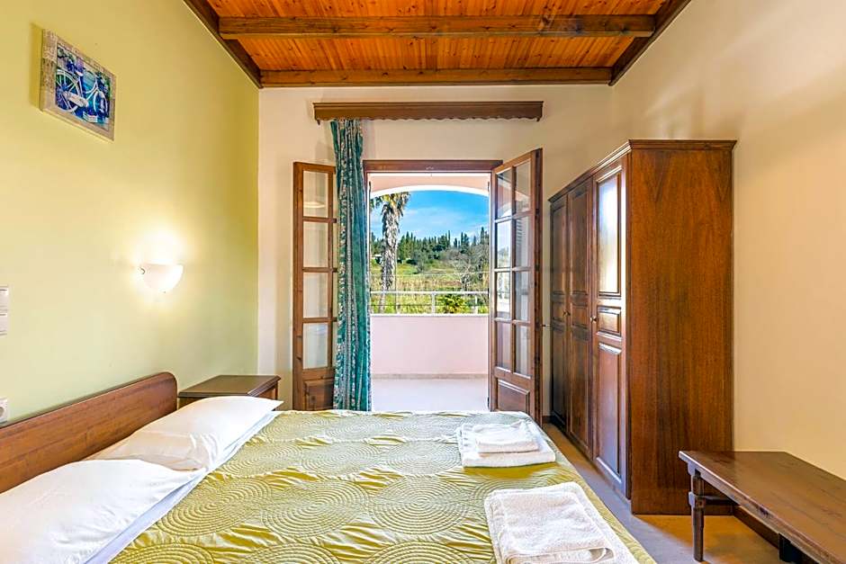 Nikos Pool House & Apartments