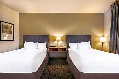 Deluxe Queen Room with Two Queen Beds with Pond View - Non-Smoking