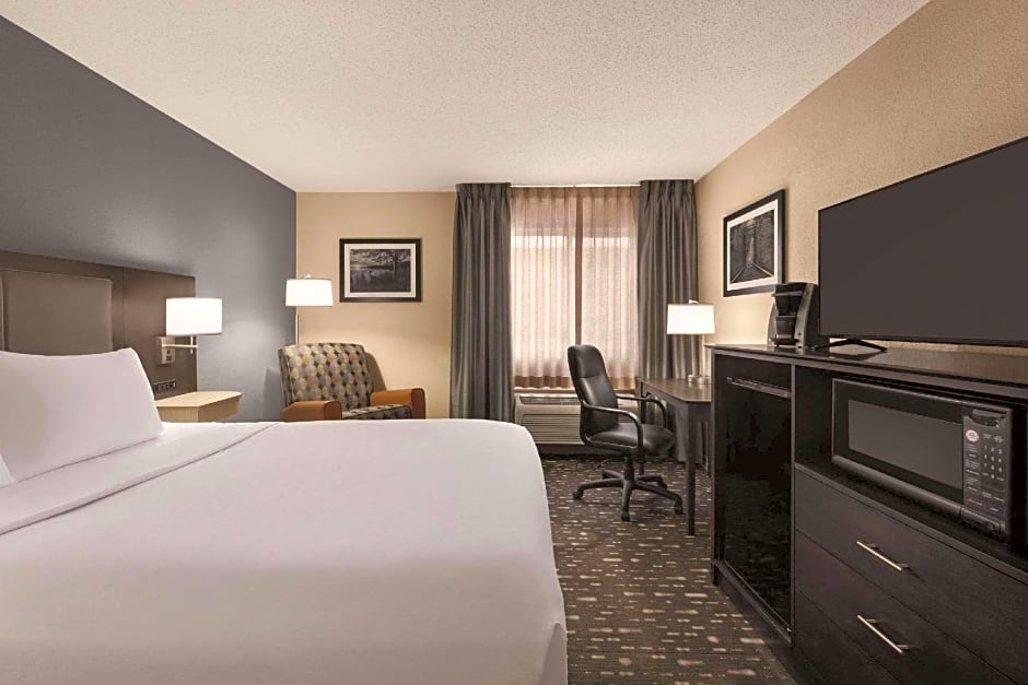 Country Inn & Suites by Radisson, Auburn, IN