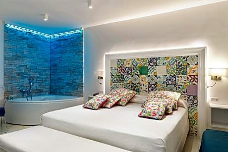 Deluxe Double Room (1 King Bed)