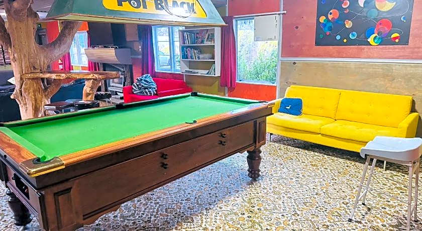 The Crossing Lodge and Backpackers