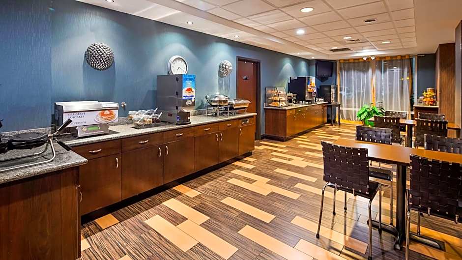 Best Western Plus Chain Of Lakes Inn & Suites
