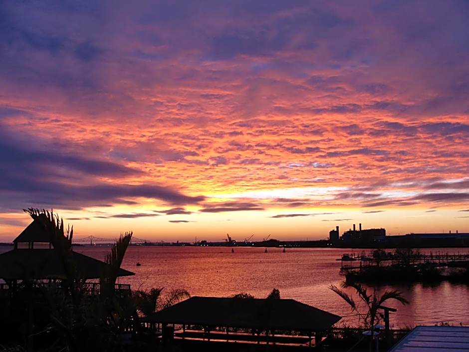 Airport Waterfront Inn