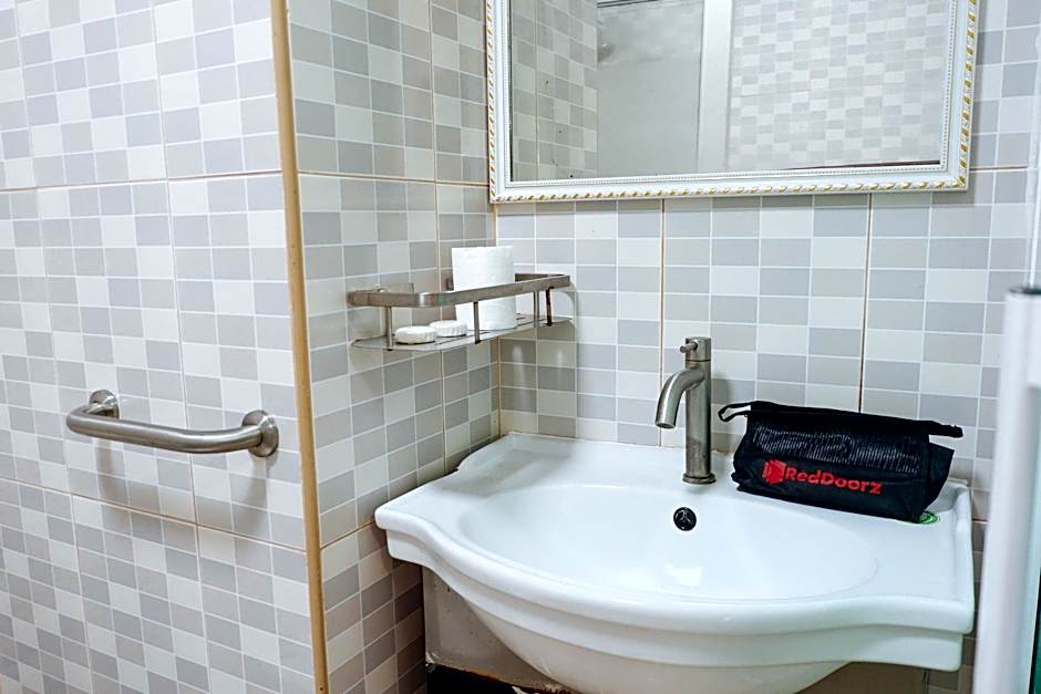 RedDoorz Plus near Camella La Brisa Lapulapu