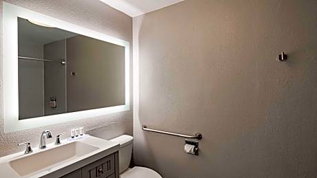 Queen Room with Two Queen Beds and Roll-In Shower - Mobility Access/Non-Smoking