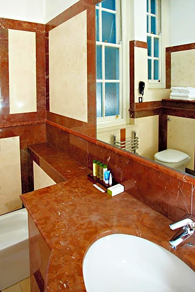 Courthouse Hotel London