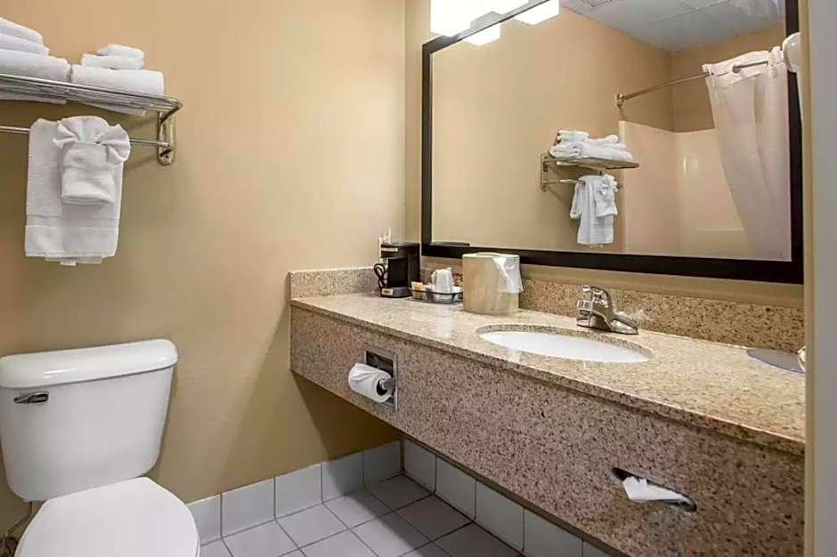 Quality Inn & Suites East Troy I-43