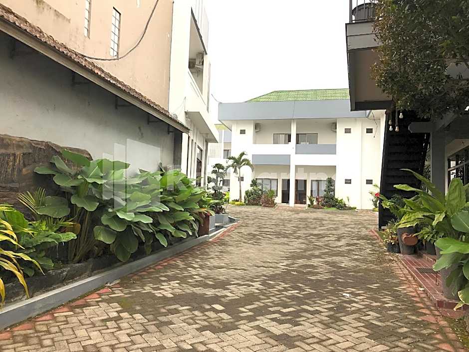 Hotel D88 Mitra RedDoorz near Santera Flower Garden