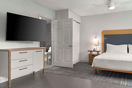 King Suite with Accessible Tub - Mobility and Hearing Access/Non-Smoking