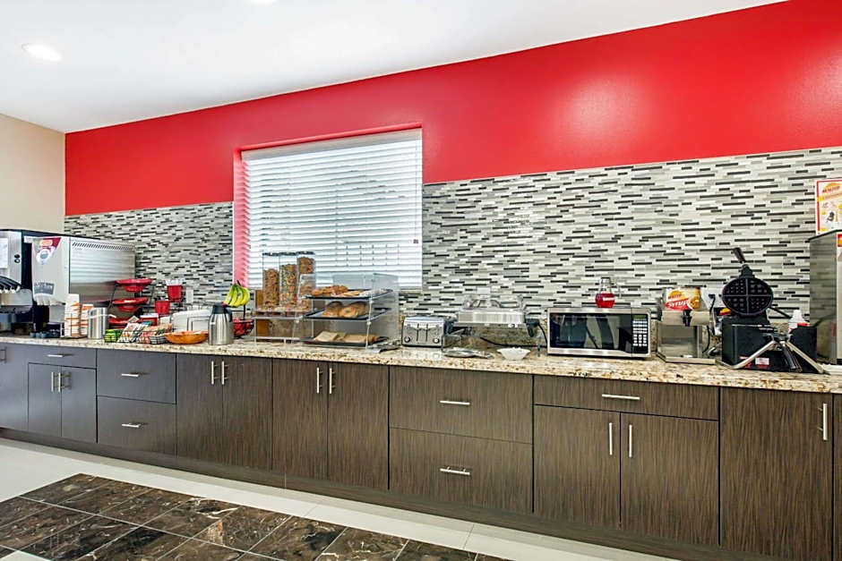 Econo Lodge Inn & Suites