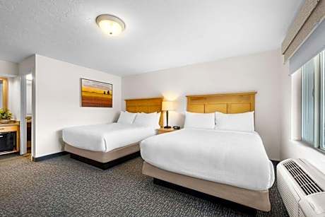 Queen Room with Two Queen Beds with River View - Non-smoking