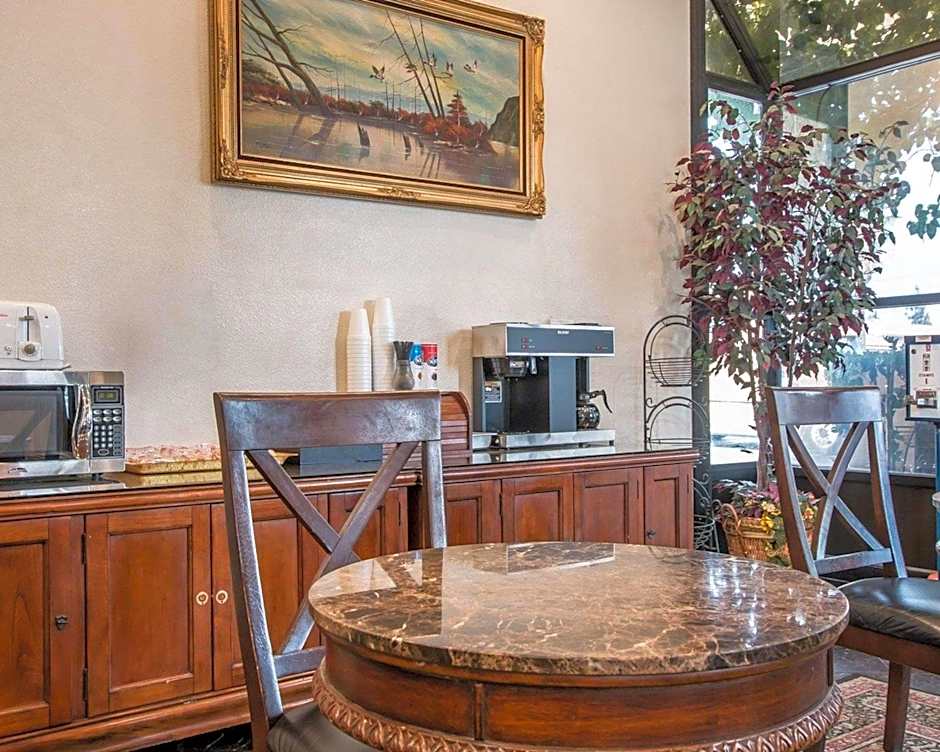 Palm Inn Hotel near Tyler Mall Riverside