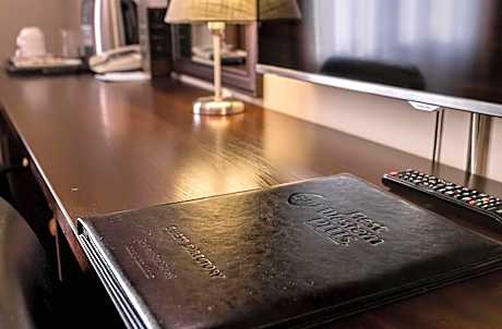 Suite1 King Bed NoSmok Executive Room One Bedroom Sofabed Living Room Wi-Fi Full Breakfast