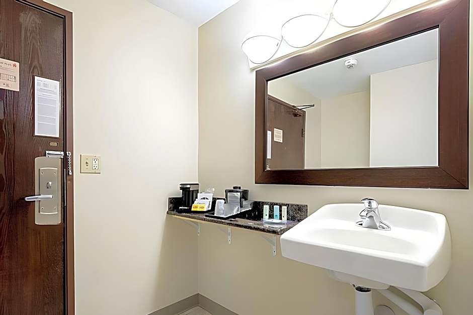 Norwood Inn & Suites Milwaukee