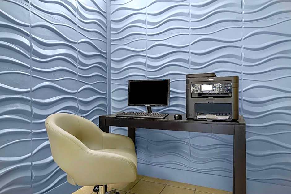 Days Inn & Suites by Wyndham Fayetteville NW Ft Bragg