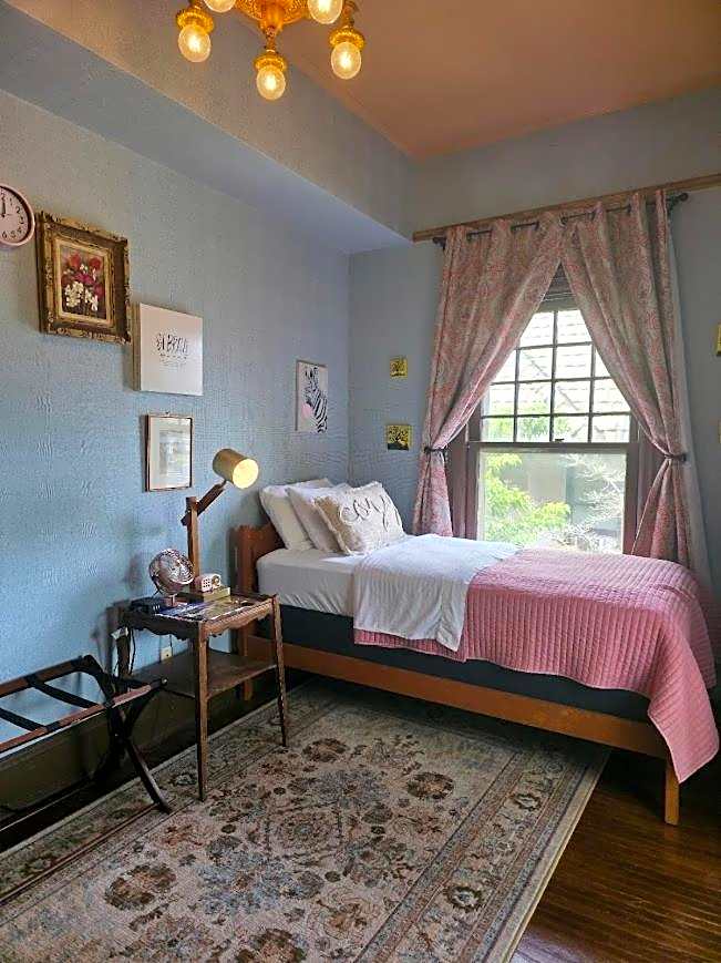 The Kings Throne Inn and Guest House