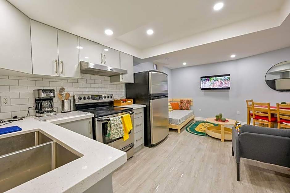 Stylish 2BR: w/free parking & streaming!