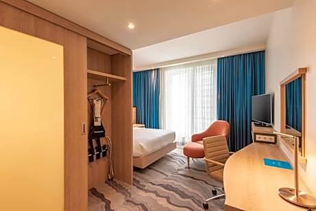 Queen Room with Courtyard View