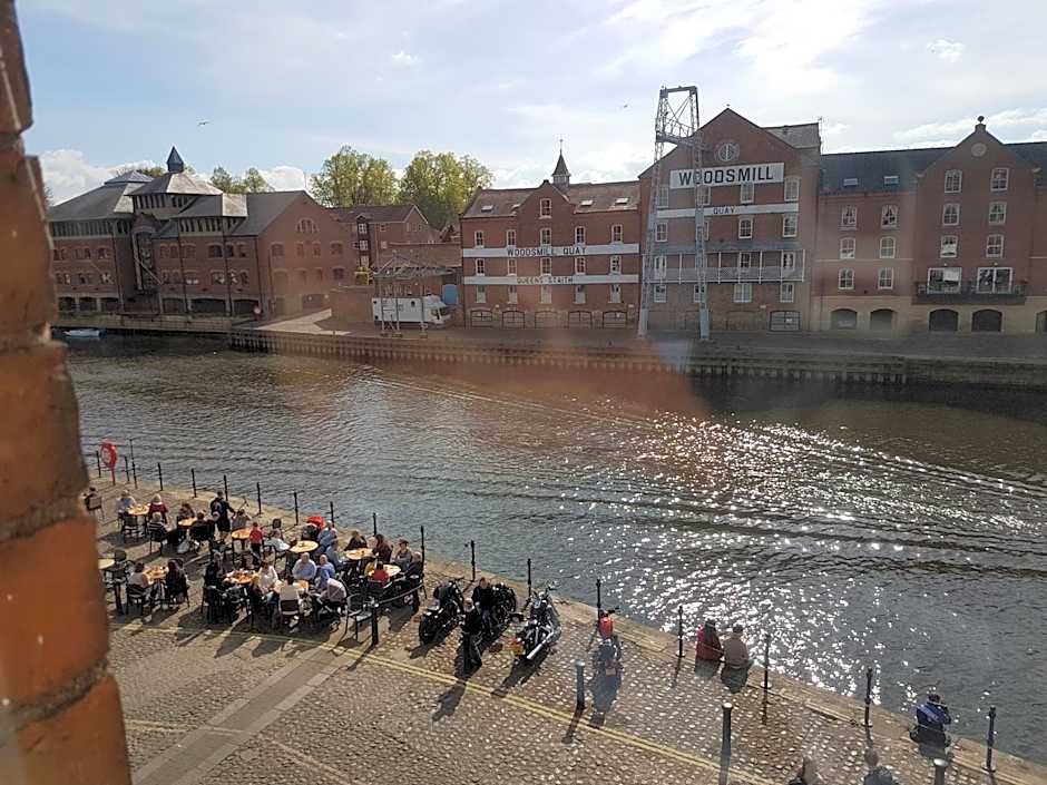 Lil's On The Waterfront