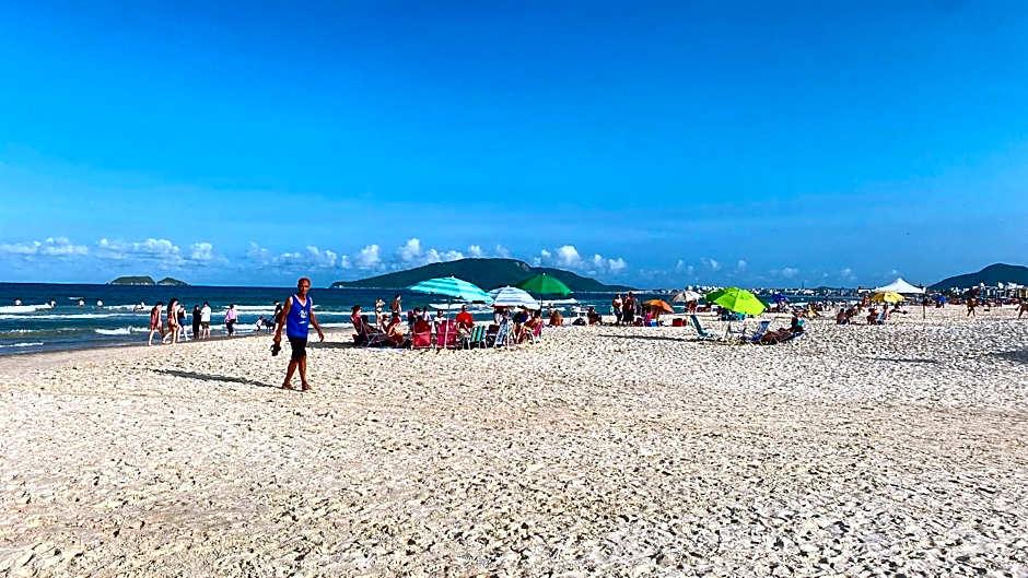 Espaço prático e clean 700 mts praia