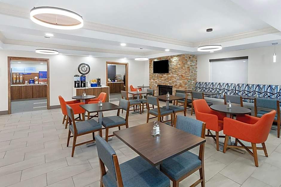 Holiday Inn Express Hotel & Suites Chicago-Algonquin By IHG
