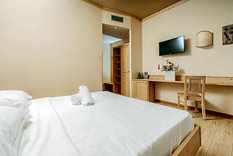 Double Room with Pool and Spa Access