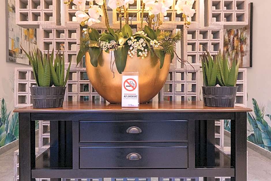 RedDoorz Premium near Centre Point Mall Medan