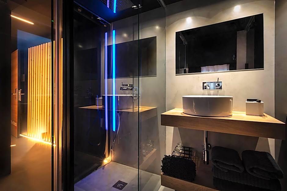 The Black Boutique -- Turistea Suites