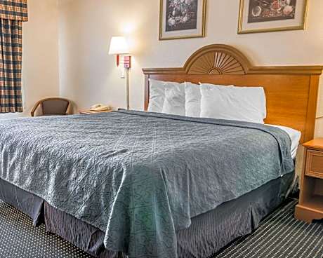 1 King Bed, Nonsmoking, Accessible