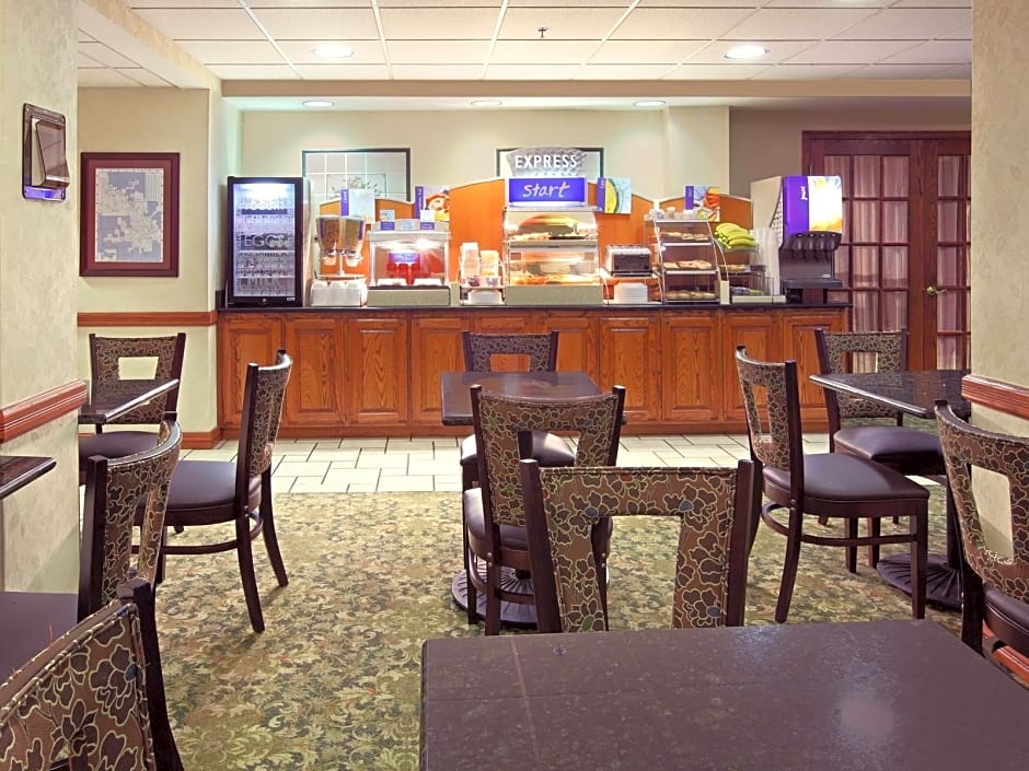 Holiday Inn Express Hotel & Suites Harrison