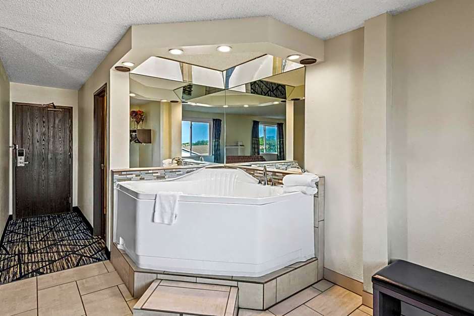 Super 8 by Wyndham Independence Kansas City