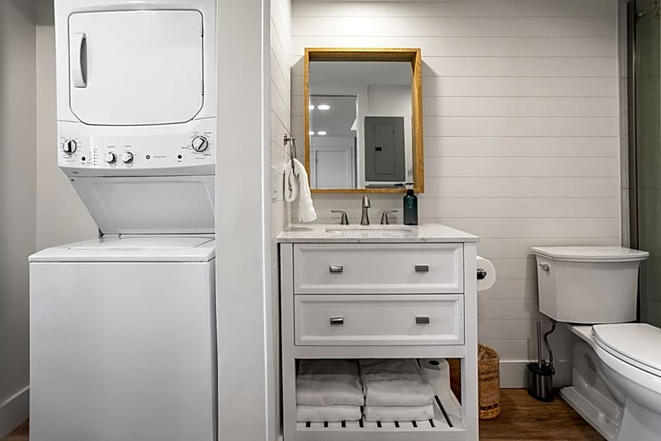 Walk to Beach, Dining & Shops Pool and AC