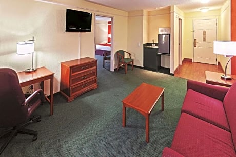 Deluxe King Suite with Mobility/Hearing Impaired Access - Non-Smoking