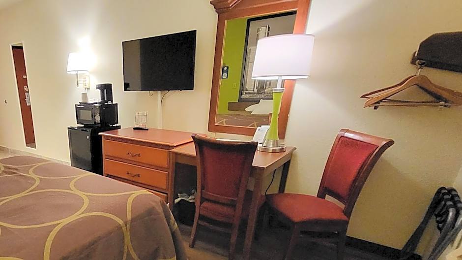 Super 8 by Wyndham Canton/Livonia Area