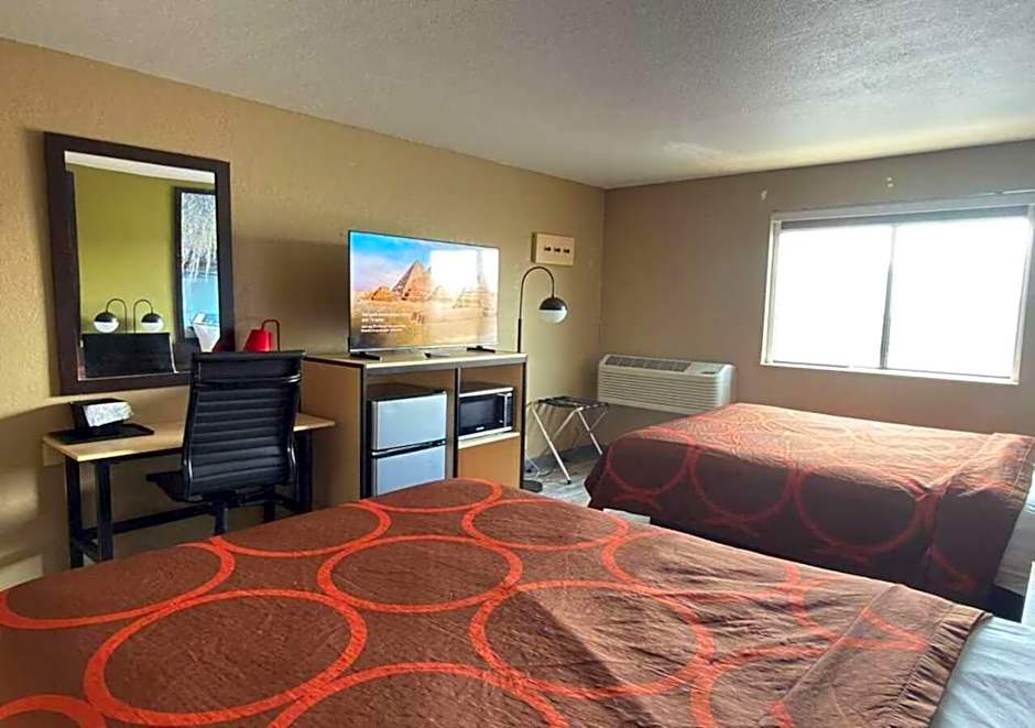 Super 8 by Wyndham Topeka/Wanamaker RD/I-70