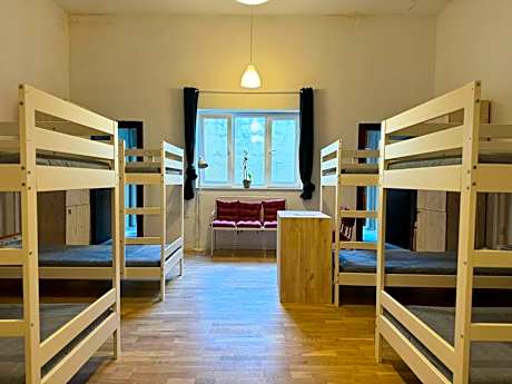 Dragon's Den Hostel