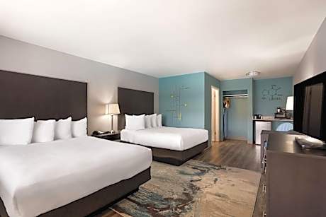 Quadruple Room with Two Queen Beds and Courtyard View - Non Smoking