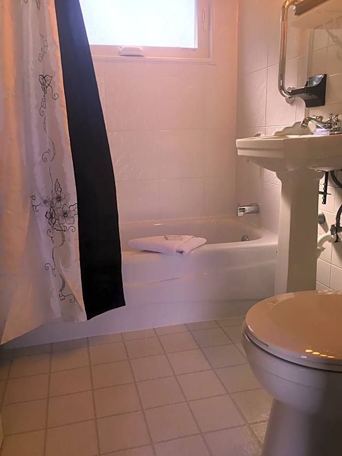Claddagh Motel & Suites