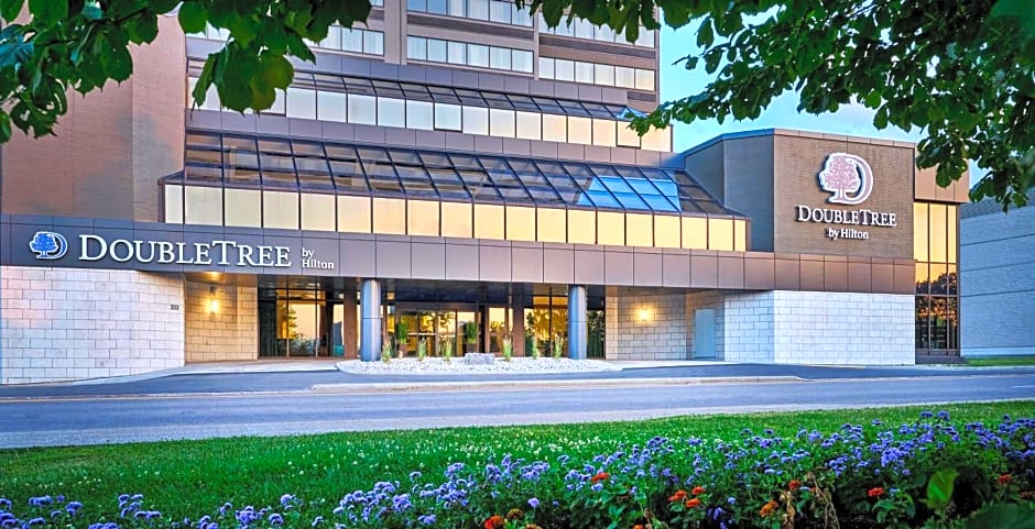 DoubleTree by Hilton Windsor Hotel & Suites