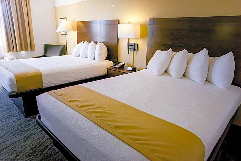 Pines Inn & Suites