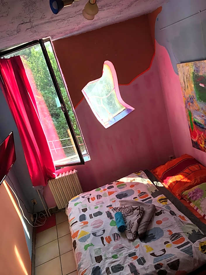 Hotel sebarozvoja s možnosťou získania poznania a inšpirujúcich prostriedkov na uplatňovanie vedomia, premenu seba a prostredia interiéru