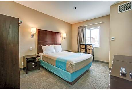 1 Queen Bed | Mobility Accessible Tub Nsmk