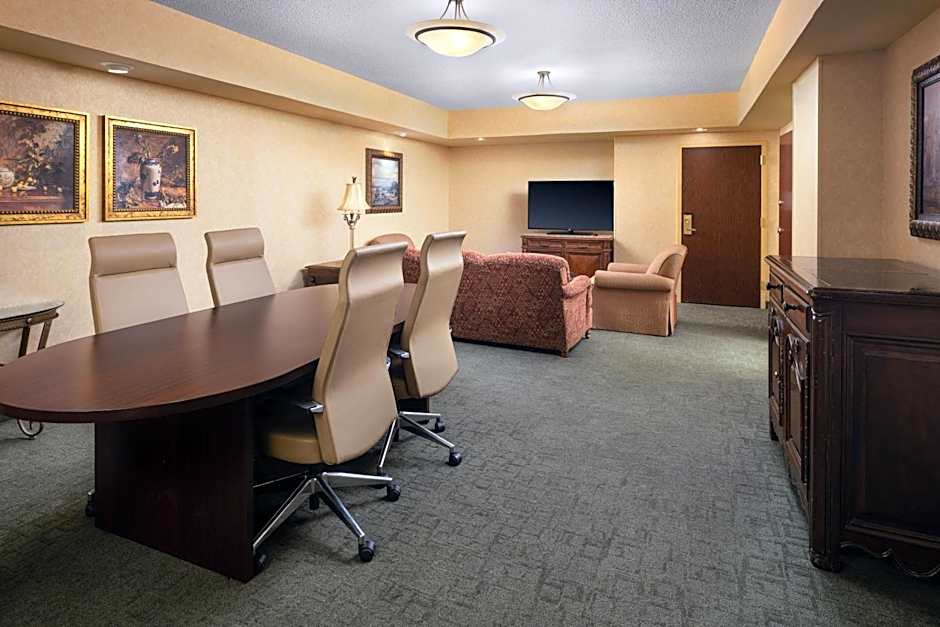 Renaissance by Marriott Tulsa Hotel & Convention Center