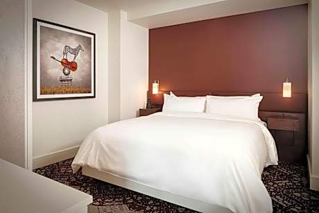 Standard Suite, 1 Bedroom Suite, 1 King, Sofa Bed