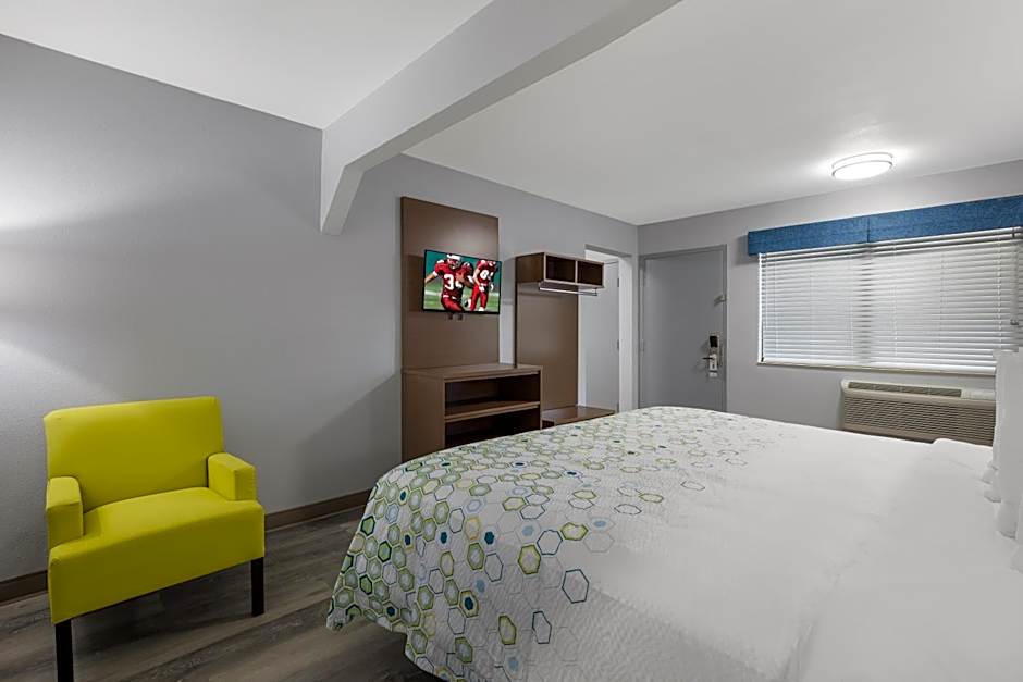 HomeTowne Studios by Red Roof Orange, TX