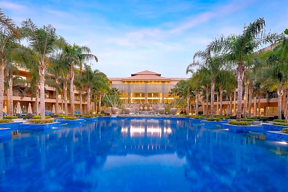 Dusit Thani LakeView Cairo