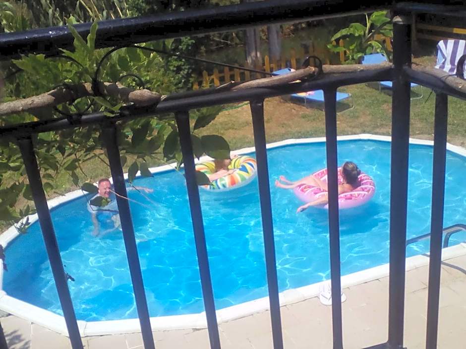 Georgina Apartments-pool-river-sea 5'