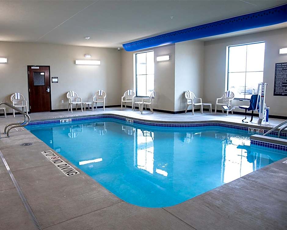 Cobblestone Hotel & Suites - Two Rivers