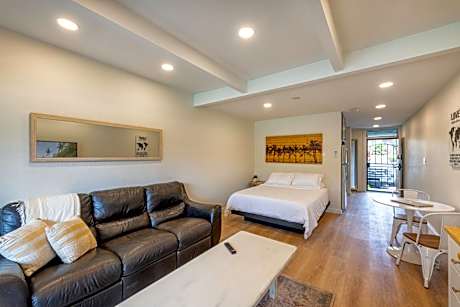 3mins Walk to Beach! Laundry, Pool, Hot Tub & More